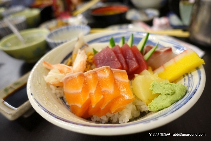 【桃園龜山】漁都日式料理。生魚片丼飯 (附免費滷豆干/甜點，白飯可續)