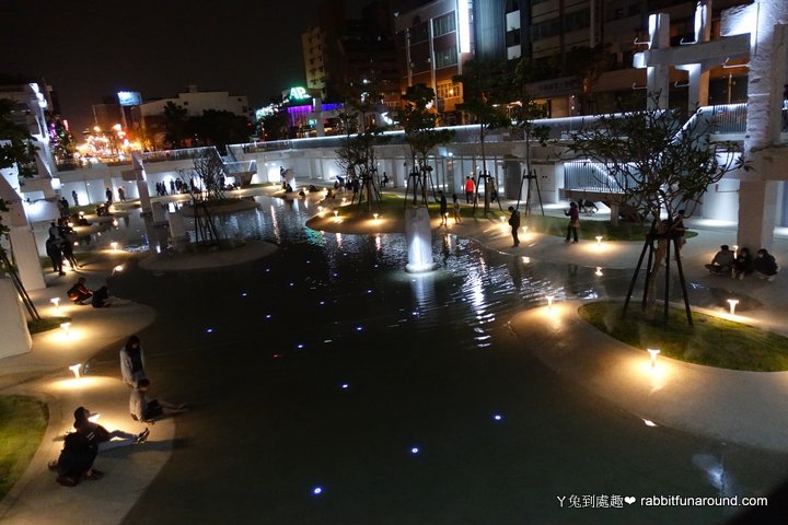 【台南景點】河樂廣場。白天親子戲水公園、夜晚浪漫美麗